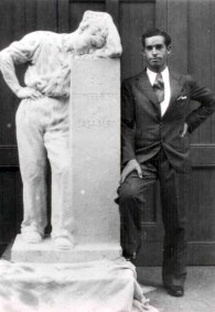 Antón posando con una obra